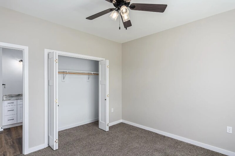 Building Photo - 946 Kings Dr