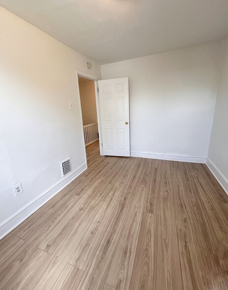 Building Photo - 2524 Bonaffon St