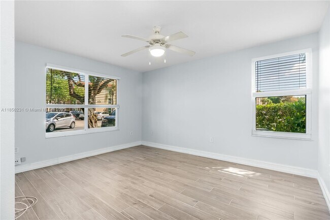 Building Photo - 1308 Villa Cir
