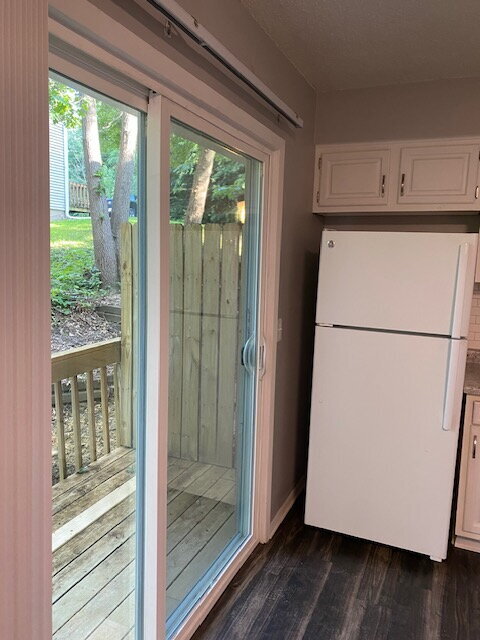 Building Photo - "Charming 2-Bed Townhome (multiplex buildi...
