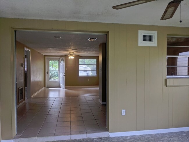 Building Photo - Nice 2/1 Home in Beverly Hills With Great ...