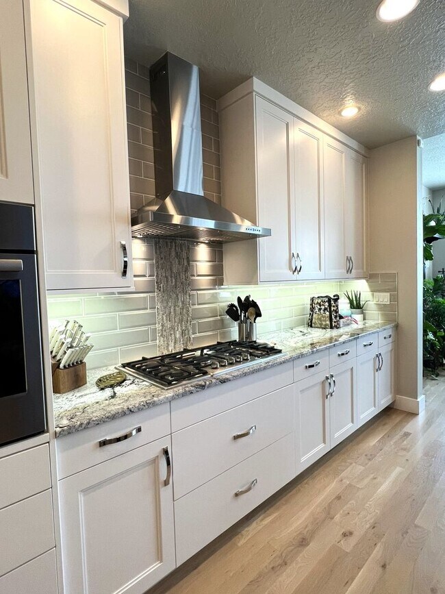 Building Photo - Beautiful custom built home with 4 bed 3.5...