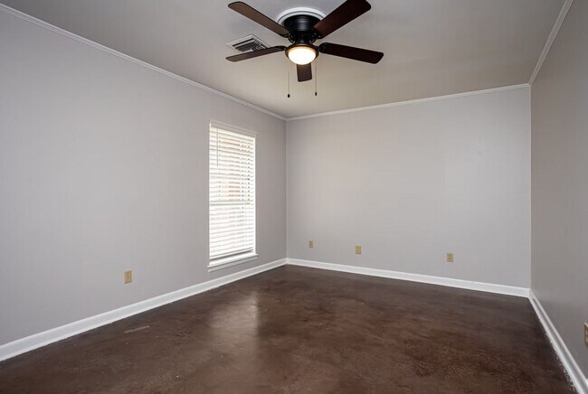 Building Photo - Beautiful and Spacious!  Freshly Renovated...