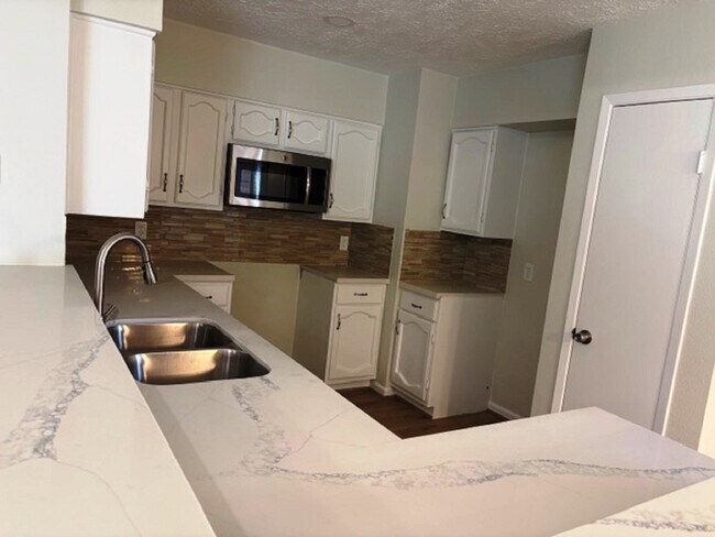 Building Photo - 5363 King Richard Dr