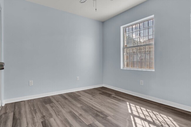 Building Photo - 640 E 54th St