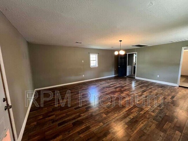 Building Photo - 8725 Fairoaks St