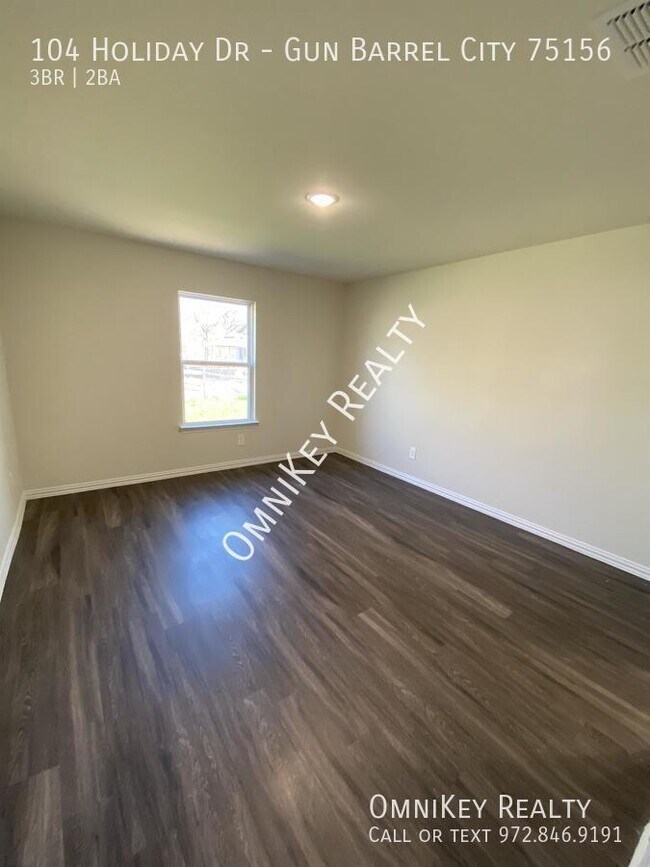 Building Photo - 104 Holiday Dr