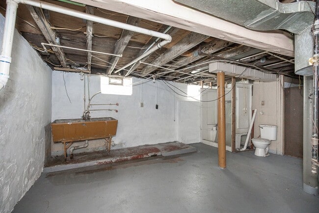 Building Photo - 3 Bedroom/1 bath Single House!!