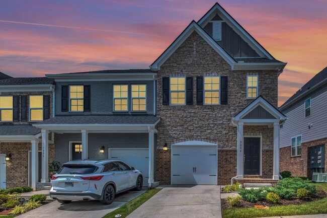 Building Photo - 3 bed/2.5 bath townhome in Tulip Hills wit...
