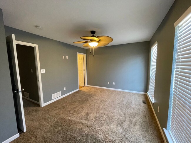 Building Photo - Move In Ready! 2 bed/4 bath townhouse with...