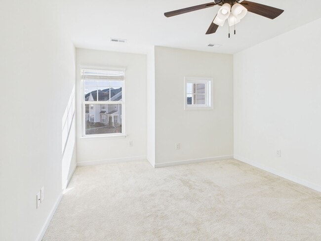 Building Photo - 6600 Wy Pt Dr