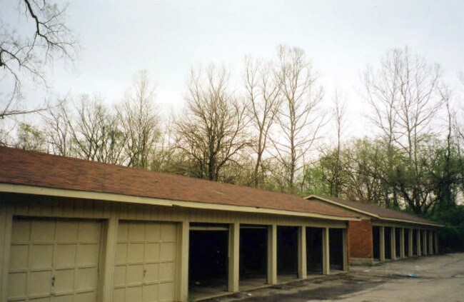 Unattached Garages - Trotwood Villa Apartments