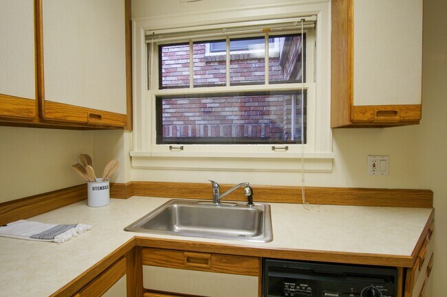 Building Photo - *Winter Specials* 1931 West Hills Two Bedroom Townhouse Available Now!