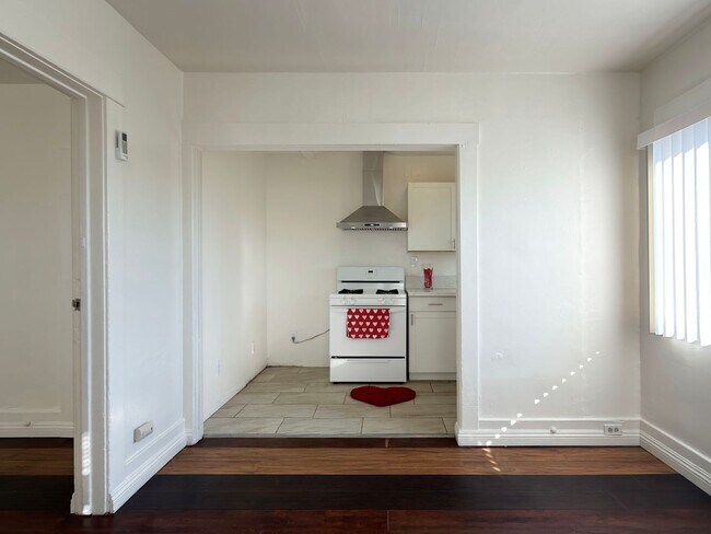 Building Photo - **2255 Linden Ave Long Beach** Downstairs 1 bedroom 1 bath !!2 weeks free OAC!!