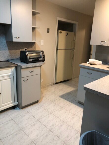 Kitchen - 266 E 54th St