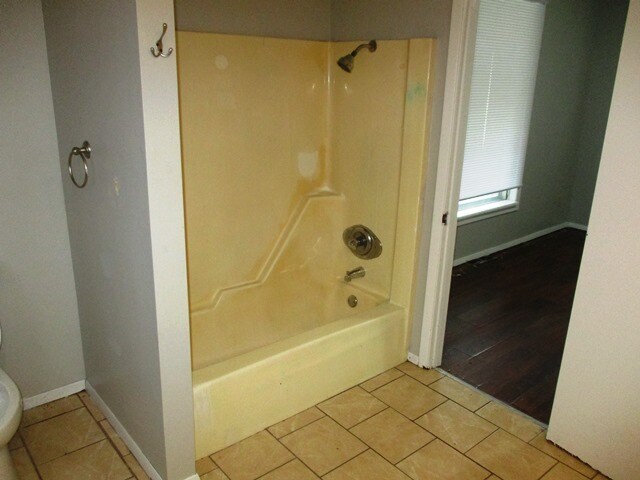 Building Photo - 706 W Mulberry St