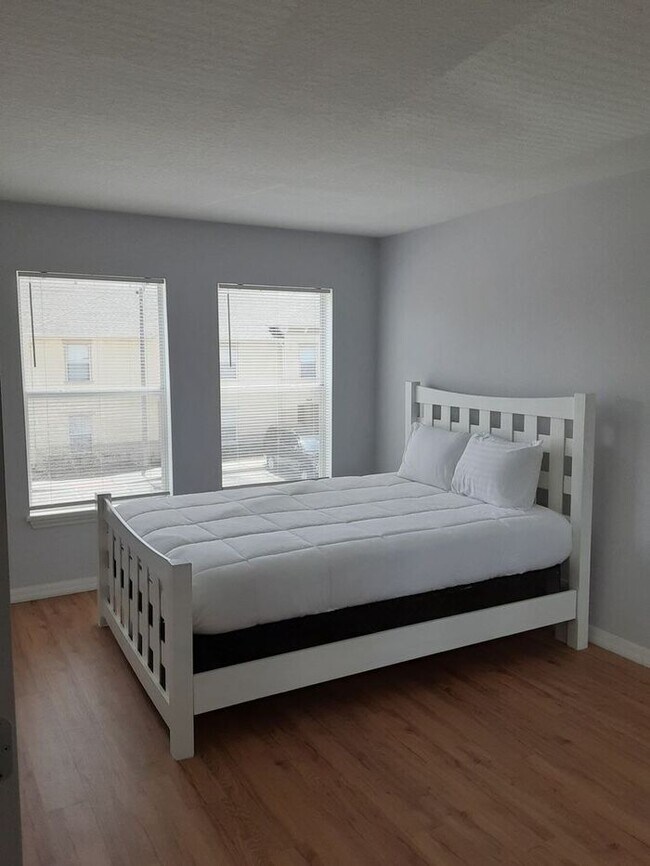 Building Photo - FREE RENT!!!Condo at Club Cortile, Luxury Condominiums and Townhomes.