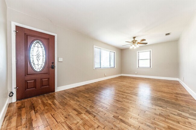 Building Photo - 2835 Beverly Rd