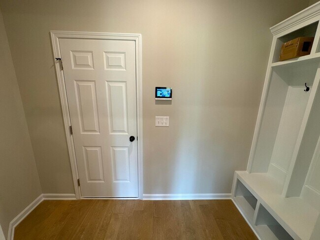 Building Photo - 5 Bedroom 3 Bathroom House