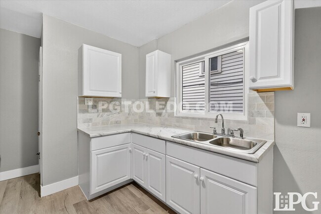 Building Photo - 2041 Loxley Rd