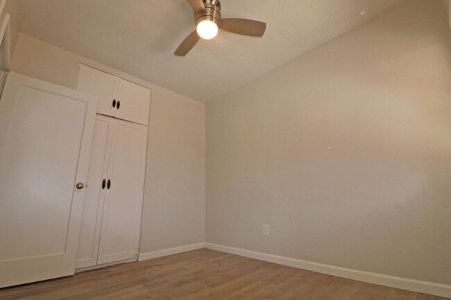 Building Photo - 2/1 house in Bay Park! Vinyl flooring, upd...