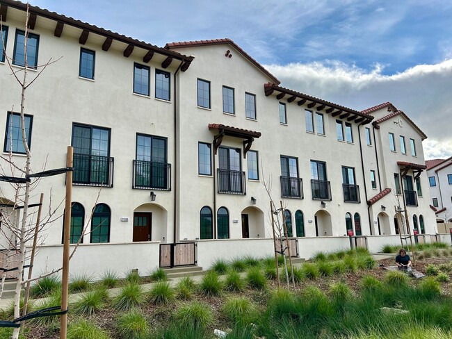 Building Photo - Brand new townhouse, 3 bed / 3 bath, 2 car...