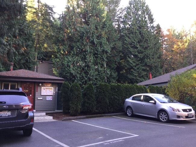 Building Photo - CUTE REDMOND CONDO NEAR MICROSOFT!