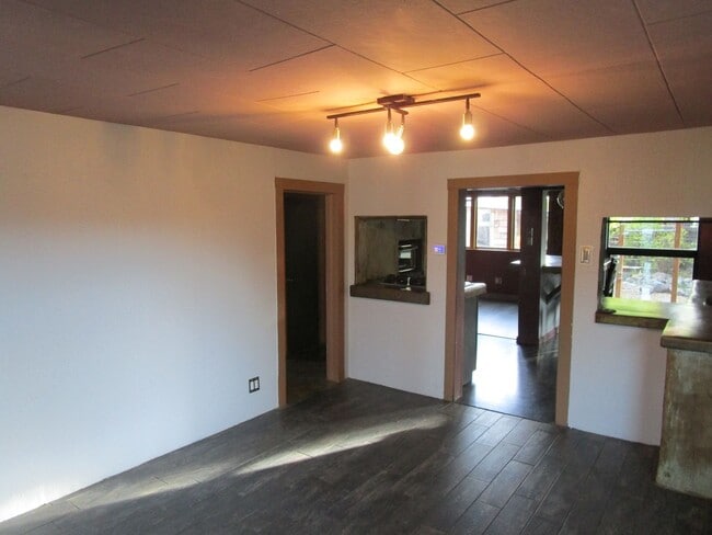 Building Photo - Custom 3 Bedroom Home Near Ochoco Creek Pa...
