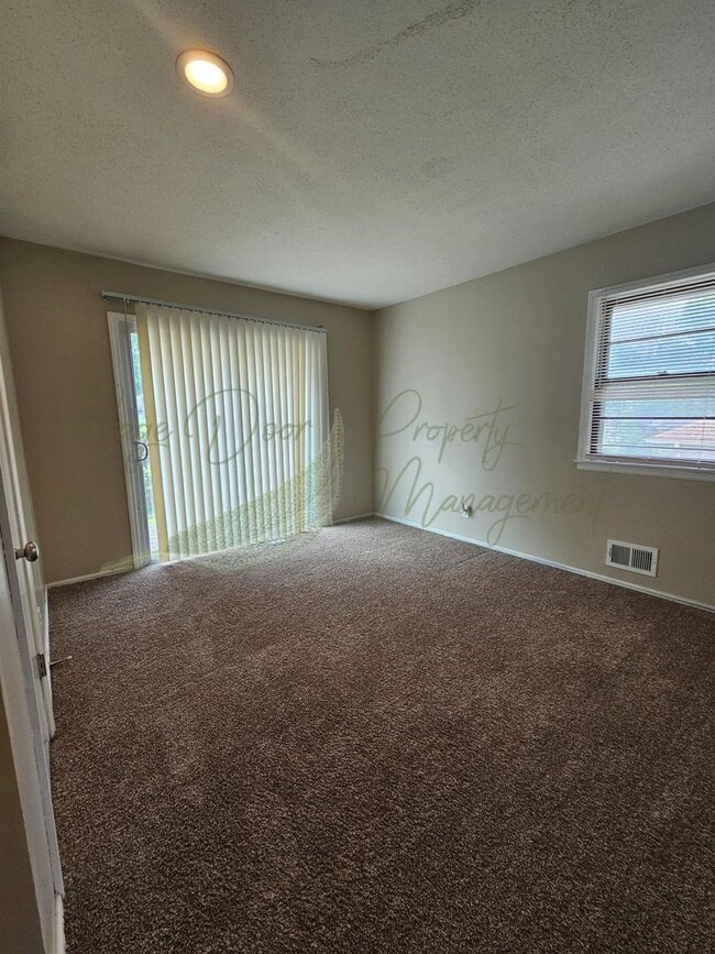 Building Photo - TOWNHOME IN BLUE SPRINGS!!!