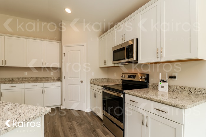 Building Photo - 17 Red Oak Dr.