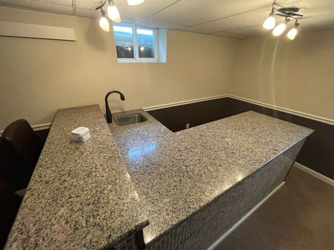 Building Photo - Beautiful 4 Bedroom, 2.5 Bathroom, 3000sq.ft Ranch! Pet Friendly!