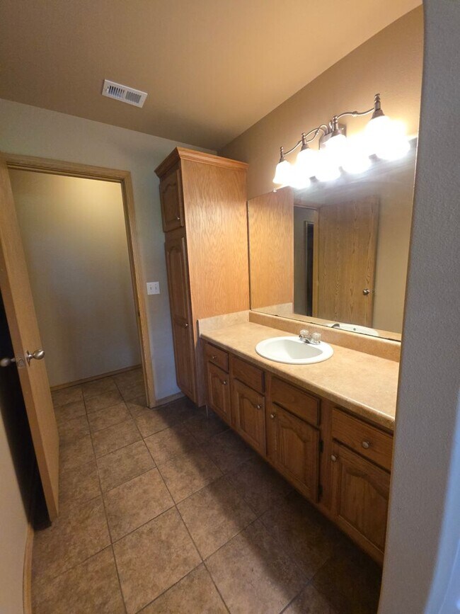 Building Photo - 619 Resimont Dr