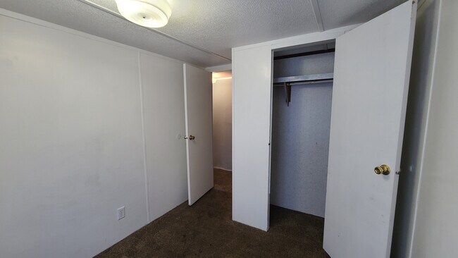 Building Photo - 17 Saturn Ln