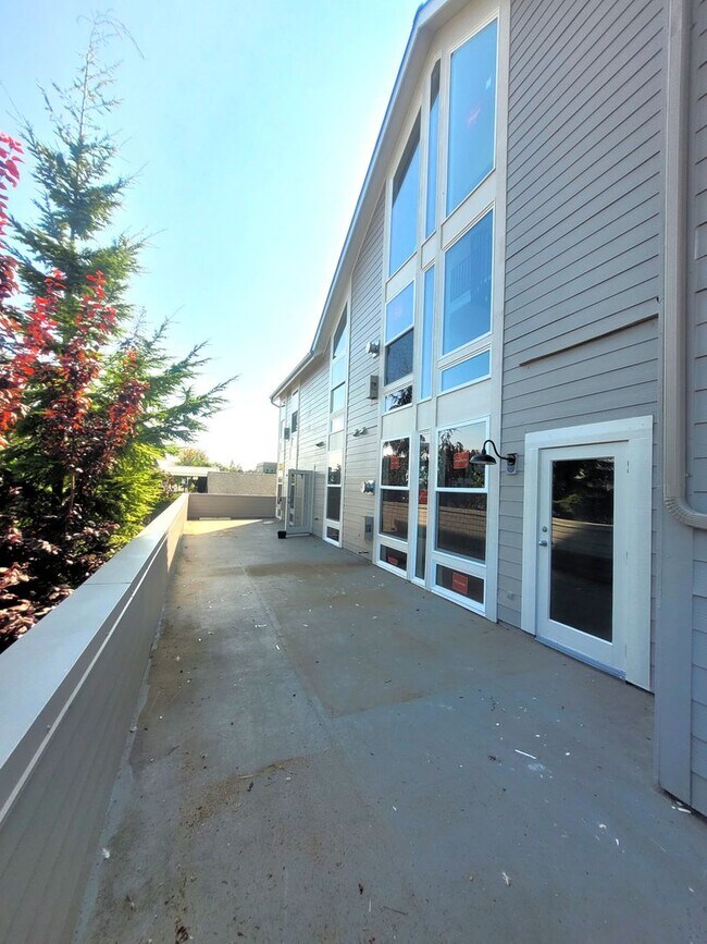 Building Photo - Remodeled One Bedroom with Large deck - H ...