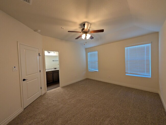 Building Photo - 1 MONTH FREE RENT / Close to HWY for Commu...
