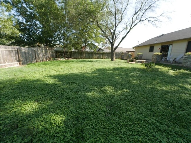 Building Photo - 800 Live Oak Dr