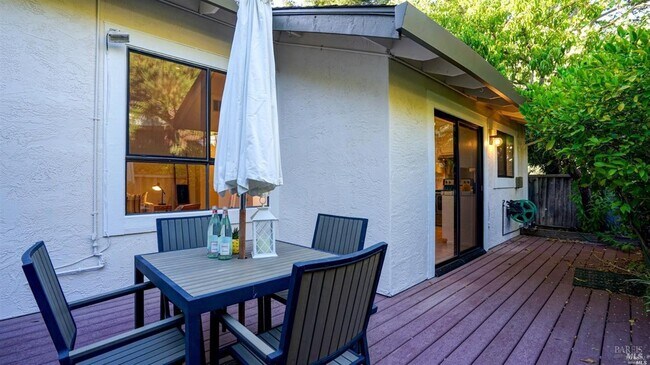 Building Photo - 16 Tudor Ct