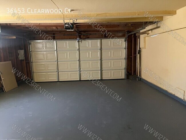 Building Photo - 36453 Clearwood Ct