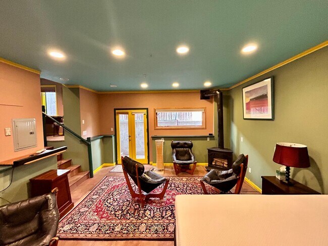 Building Photo - Furnished 2 Bedroom Garden Level ADU in Upper Table Mesa Near Bear Creek Park