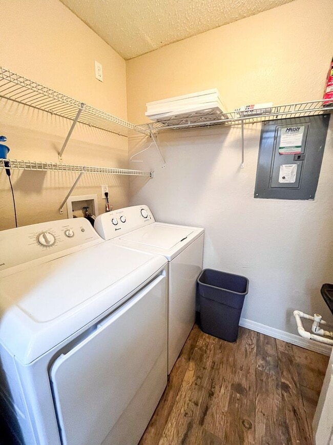 Building Photo - Windsor Park #1118 - On several bus routes to UF