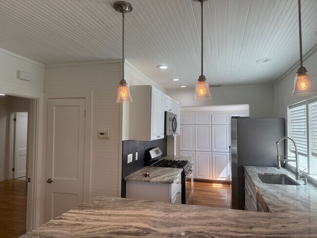 Building Photo - Updated Costal - Style home