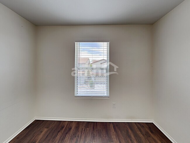 Building Photo - 562 W Paseo Celestial