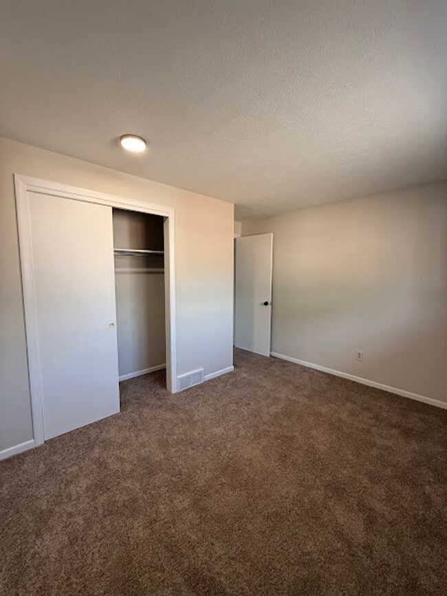 Building Photo - 2 Bedroom, 1 Bathroom Ready for Rent!