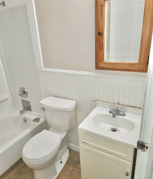 Building Photo - 1505 Holly Hill Dr