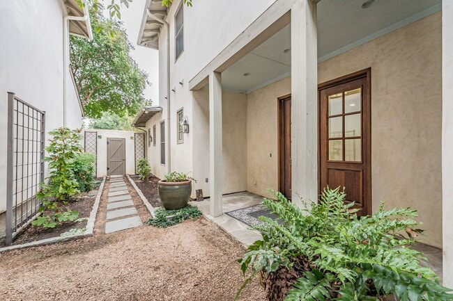 Building Photo - Beautiful Monticello Town Home!!!