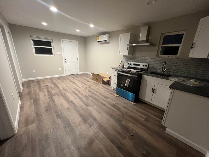 Building Photo - 301 E 7th St