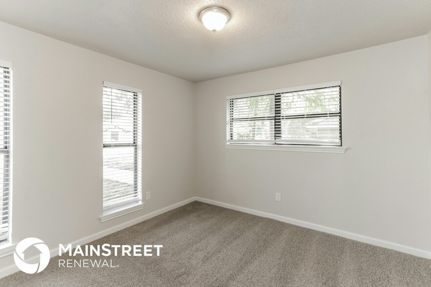 Building Photo - 1421 Pine Hill Dr