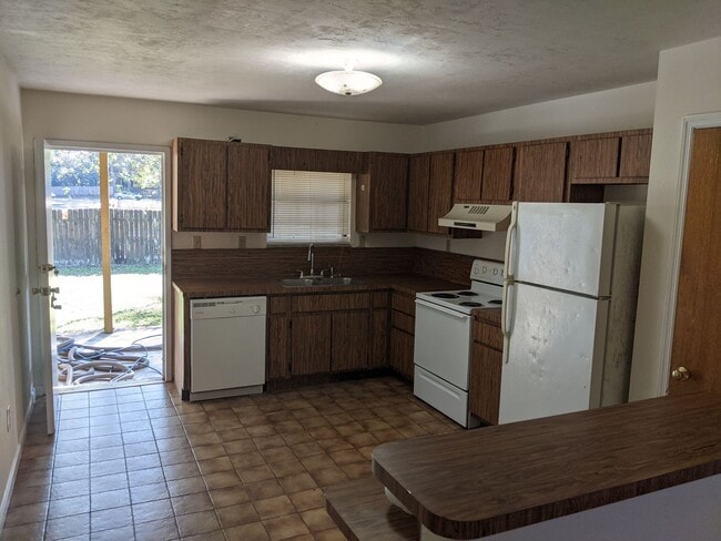 Building Photo - Two Bedroom Duplex In Canopy Oaks School Zone...Back on the Market!