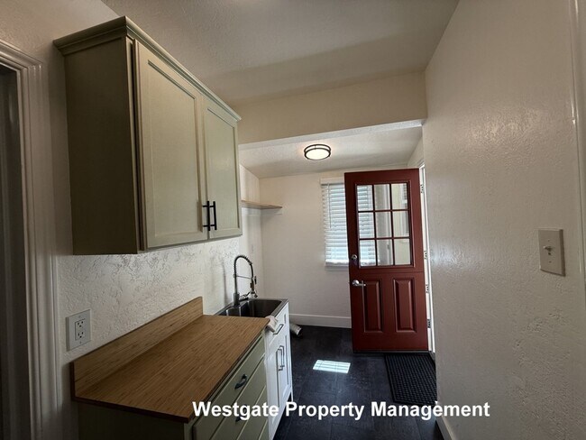 Building Photo - 220 Payran St