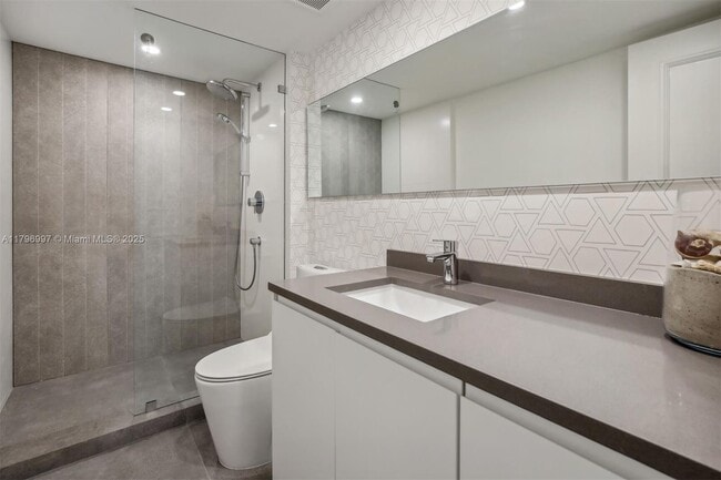 Building Photo - 2843 S Bayshore Dr